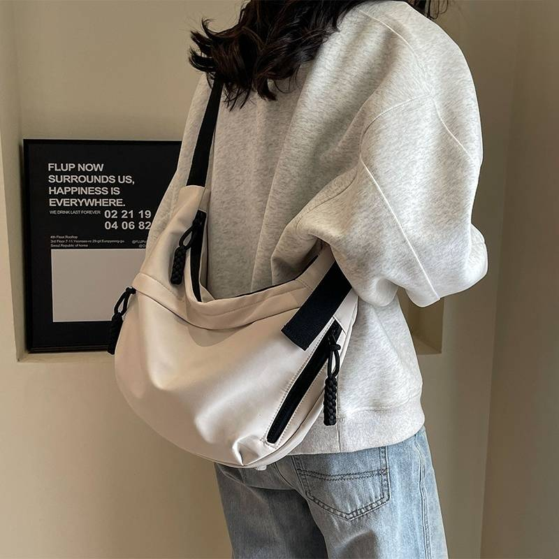 日系斜背餃子包