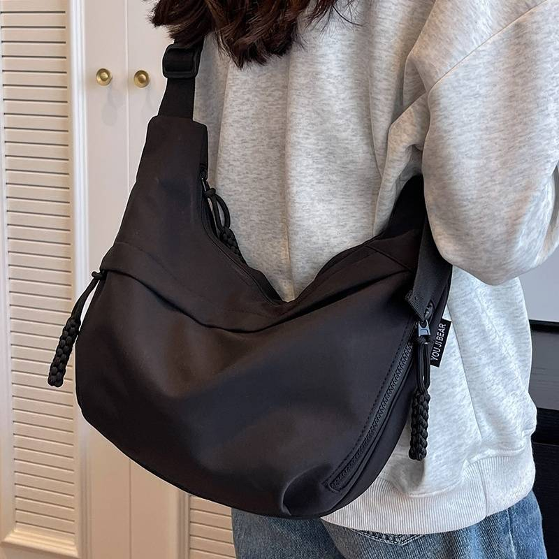 日系斜背餃子包