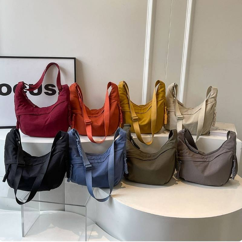 日系斜背餃子包