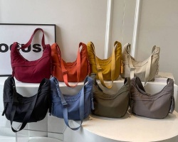 日系斜背餃子包